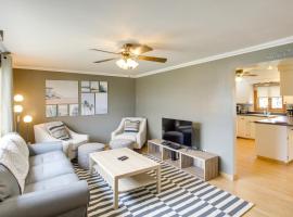 Bright Algoma Home 1 Mi to Lake Michigan!，位于Algoma的酒店