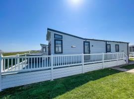 Beautiful Lodge With Full Sea Views At Broadland Sands In Suffolk Ref 20235bs，位于Hopton on Sea的带停车场的酒店