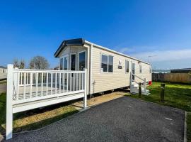 6 Berth Caravan At California Cliffs With Decking In Scratby Ref 50015kc，位于大雅茅斯的豪华帐篷营地