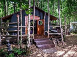 Cosy woodland Romantic retreat With log fires and nature，位于Sturry的豪华帐篷营地