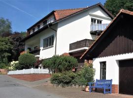 Ferienwohnung Haus Sommerberg，位于Leonhardshof的带停车场的酒店