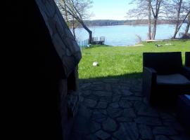 Dom nad jeziorem z linią brzegową，位于普鲁斯基的酒店