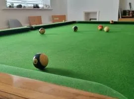 Hidden Gem near the beach with pool table