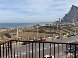 Primera línea de playa y Gibraltar a 5 minutos，位于拉利内阿-德拉康塞普西翁的公寓