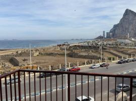 Primera línea de playa y Gibraltar a 5 minutos，位于拉利内阿-德拉康塞普西翁的度假短租房