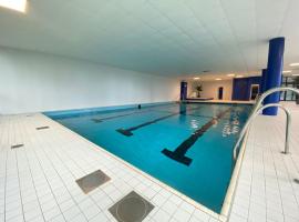 KYANIT APARTMENT: FREE PARKING + POOL + NETFLIX，位于伍珀塔尔的酒店