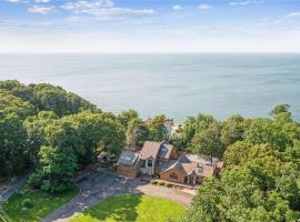 Beachfront Mansion + Pool，位于Shoreham的酒店