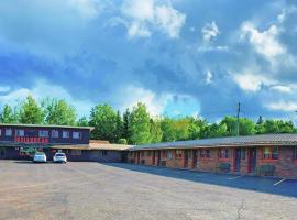 Indianhead Ironwood Hotel，位于艾恩伍德的带停车场的酒店