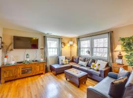 10 Mi to Dtwn Lancaster Charming Home with Yard!，位于利奥拉的酒店