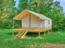 Khushatta Hills Ranch Glamping - Aunt B，位于Coldspring的酒店