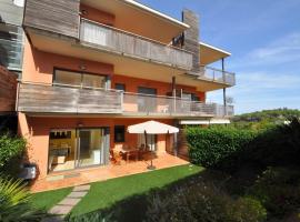 Pretty garden apartment next to a charming beach，位于罗列特海岸Golf Lloret Pitch and Putt附近的酒店