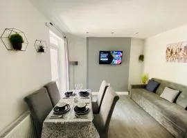 Emerald Properties UK 4 bedrooms - Sleeps 7 - Swansea City Centre - Reduced rates for longer stays!