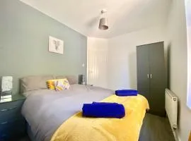 Emerald Living 4 bedrooms - Sleeps 6 - Close to Swansea City Centre - Low rates, great quality!