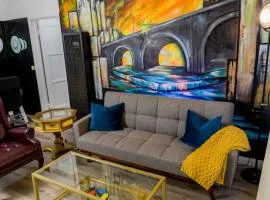 Artful Retreat - King Bed, Work Desk, WIFI, Unique Murals, Perfect for Business Travelers, Downtown & Near Universal Studios