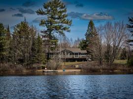 Perfect 3 bedroom waterfront muskoka cottage，位于帕里桑德的酒店