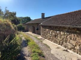 Secluded & Charming Gîte Surrounded by Nature，位于Désaignes的度假短租房