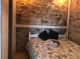 Chambre atypique dans une cave voutée avec petit déjeuner
