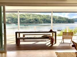 The Sandbar House, Royal National Park, waterfront beach house，位于Maianbar的酒店