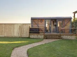 Holly Lodge - Quirky Shepherd's Hut With Hot Tub - Bespoke Made From A Salvaged Railway Carriage