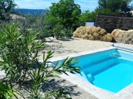 Les jardins de la Gravière à 5 mn de Lourmarin avec piscine privée，位于Puyvert的别墅