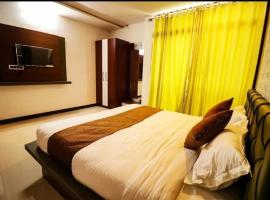 Hotel LAAKHAN BY GHUMO UDAIPUR，位于乌代浦达博克机场 - UDR附近的酒店