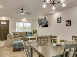 Keaau Getaway with Patio, 3 Mi to Shipman Beach!，位于凯阿奥的酒店