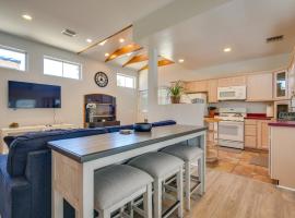Luxe Pasadena Casita with Fireplace and Grill，位于帕萨迪纳的酒店