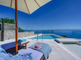 Sea & Cliff Luxury Suites，位于贝尼蔡斯的带泳池的酒店