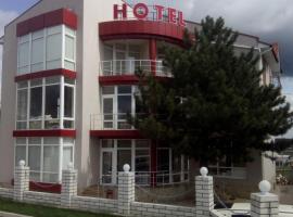 Hotel Paulina，位于FăleştiStaţia de Cale Ferată Făleşti附近的酒店