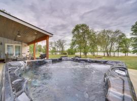 Lakefront Afton Home with Hot Tub and Game Room!，位于Afton的酒店