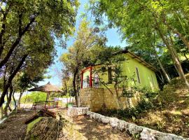 Ramo's Green Beachside Retreat - Cozy 2 Bedroom Home，位于伏罗拉的酒店