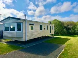 Cornish Caravan on The Lizard Peninsula, Cornwall.，位于赫尔斯顿的酒店