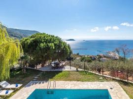 Villa Calliopé avec vue imprenable, jardin et piscine privée，位于格洛萨的乡村别墅