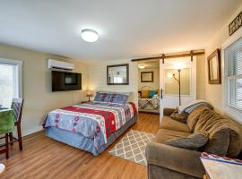 Pet-Friendly Vacation Rental Cabin in Whittier，位于惠提尔的公寓