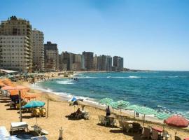 Furnished Apartment - Beach view "Nearest Beach 2 minutes walking" - Free Wifi- Abo keer - Alexandria - Egypt，位于Abū QīrMaḩaţţat al Buşayl附近的酒店