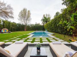 Woodland Hills Paradise Resort Style Home，位于洛杉矶华纳中心伍德兰希尔斯附近的酒店