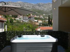 Relax apartment near Split with jacuzzi and mountain view，位于斯林的高尔夫酒店