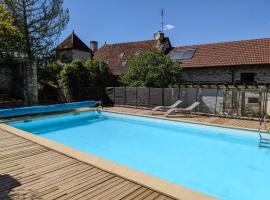 Le Figuier, Large house with pool, gym & separate gite，位于Saint-Ythaire的酒店