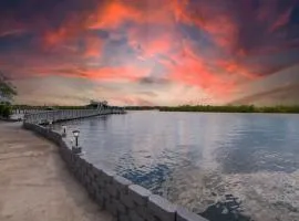 Waterfront Paradise on Tampa Bay with Pool & Boat