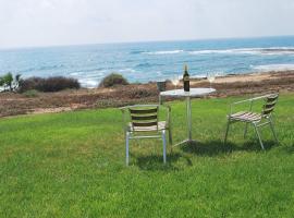 Sea Front Villa With Private Heated Pool, Quiet area Paphos 322，位于基索内加的酒店