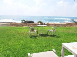 Sea Front Villa, Heated Private Pool, Amazing location Paphos 323，位于基索内加的酒店