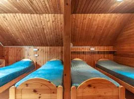 Mala koča Wooden Cabin