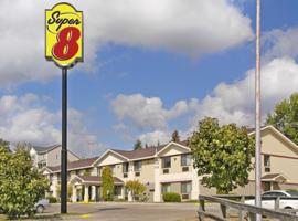 Super 8 by Wyndham Cloquet，位于卡尔顿的酒店