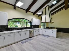 Private Pool Pilot Point Home on 45 Acres，位于Pilot Point的酒店