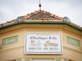 Wheelinger Homestay，位于Păuleni-Ciuc的带停车场的酒店