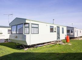 6 Berth Caravan For Hire, Minutes From A Stunning Beach In Norfolk! Ref 21036f，位于赫彻姆的酒店