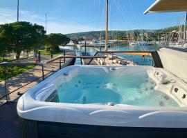 BellaVista HouseBoat Apartment Portorose，位于波尔托罗的带按摩浴缸的酒店