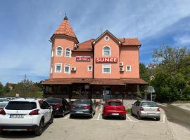 Motel restoran Sunce，位于Sremska Kamenica的汽车旅馆