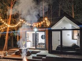 Odpoczynek Domki Pod Dębem z Opcją Jacuzzi，位于Ćmińsk的酒店