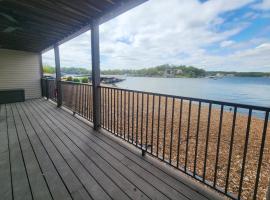 Lakefront condo with a VIEW Osage Beach，位于欧塞奇比奇的公寓